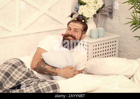 Schlafanzug Stil. happy Dad entspannende Schlafzimmer. Vater mit lustigen Frisur. freaky Hipster im Bett entspannen. bleiben Sie den ganzen Tag im Bett. bärtiger Mann Rest. Zeit zu Hause zu entspannen. glückliche Vaterschaft. Stockfoto