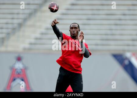 Houston, Texas, USA. Februar 2020. Houston Roughnecks Quarterback P.J. Walker (11) erwärmt sich vor dem regulären Saisonspiel der XFL gegen die St. Louis Battlehawks im TDECU Stadium in Houston, TX am 16. Februar 2020. Kredit: Erik Williams/ZUMA Wire/Alamy Live News Stockfoto