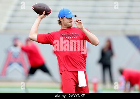 Houston, Texas, USA. Februar 2020. Houston Roughnecks Quarterback Connor Cook (18) erwärmt sich vor dem regulären Saisonspiel der XFL gegen die St. Louis Battlehawks im TDECU Stadium in Houston, TX am 16. Februar 2020. Kredit: Erik Williams/ZUMA Wire/Alamy Live News Stockfoto