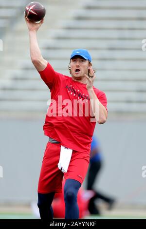 Houston, Texas, USA. Februar 2020. Houston Roughnecks Quarterback Connor Cook (18) erwärmt sich vor dem regulären Saisonspiel der XFL gegen die St. Louis Battlehawks im TDECU Stadium in Houston, TX am 16. Februar 2020. Kredit: Erik Williams/ZUMA Wire/Alamy Live News Stockfoto