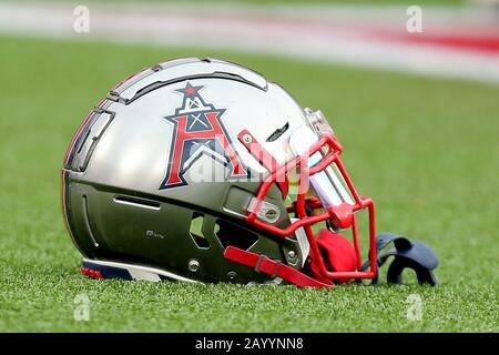 Houston, Texas, USA. Februar 2020. Ein Helm aus Houston Roughnecks ruht auf dem Feld vor dem regulären Saisonspiel der XFL gegen die St. Louis Battlehawks im TDECU Stadium in Houston, TX am 16. Februar 2020. Kredit: Erik Williams/ZUMA Wire/Alamy Live News Stockfoto
