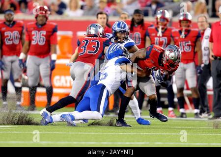 Houston, Texas, USA. Februar 2020. Houston Roughnecks Wide Receiver Kahlil Lewis (1) wird von St. Louis Battlehawks Safety Will Hill (25) nach einem Fang während des regulären Saisonspiels der XFL im TDECU Stadium in Houston, TX am 16. Februar 2020 in Angriff genommen. Kredit: Erik Williams/ZUMA Wire/Alamy Live News Stockfoto