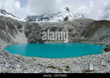 Blick auf die Laguna 69 in der Gebirgskette der Cordillera Blanca bei Huaraz im Norden Perus. Stockfoto