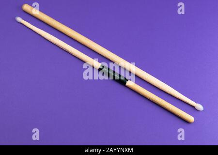 Ein Paar Holztrommeln isoliert auf Farbhintergrund. Kopierraum Stockfoto