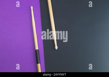 Ein Paar Holztrommeln isoliert auf Farbhintergrund. Kopierraum Stockfoto