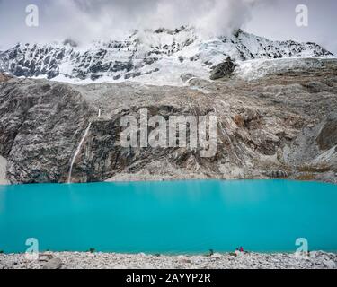 Blick auf die Laguna 69 in der Gebirgskette der Cordillera Blanca bei Huaraz im Norden Perus. Stockfoto