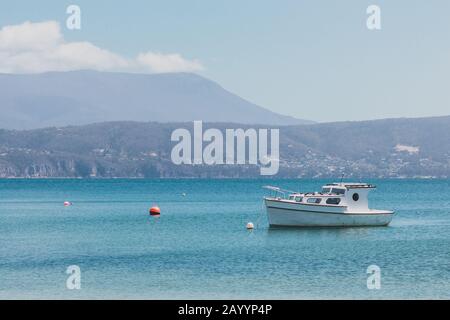 Opossum BAY, TASMANIEN - 16. Februar 2020: Blick auf Opossum Bay Beach an einem sonnigen Sommertag mit niemandem am Strand mit tiefblauem Wasser und klarem s Stockfoto