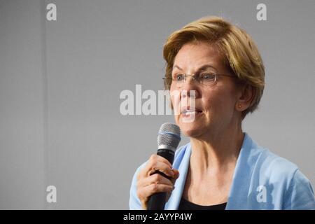 Henderson, Vereinigte Staaten. Februar 2020. Die demokratische Kandidatin Elizabeth Warren nimmt Fragen von der Masse in einer Früh Stimmenden Town Hall am College of Southern Nevada, Henderson Campus, Student Union am 17. Februar 2020 in Henderson, Nevada. Credit: The Photo Access/Alamy Live News Stockfoto