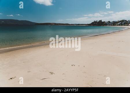 Opossum BAY, TASMANIEN - 16. Februar 2020: Blick auf Opossum Bay Beach an einem sonnigen Sommertag mit niemandem am Strand mit tiefblauem Wasser und klarem s Stockfoto