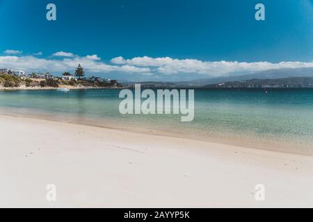 Opossum BAY, TASMANIEN - 16. Februar 2020: Blick auf Opossum Bay Beach an einem sonnigen Sommertag mit niemandem am Strand mit tiefblauem Wasser und klarem s Stockfoto