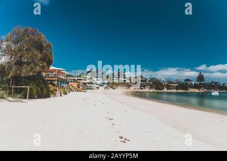 Opossum BAY, TASMANIEN - 16. Februar 2020: Blick auf Opossum Bay Beach an einem sonnigen Sommertag mit niemandem am Strand mit tiefblauem Wasser und klarem s Stockfoto