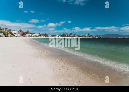 Opossum BAY, TASMANIEN - 16. Februar 2020: Blick auf Opossum Bay Beach an einem sonnigen Sommertag mit niemandem am Strand mit tiefblauem Wasser und klarem s Stockfoto