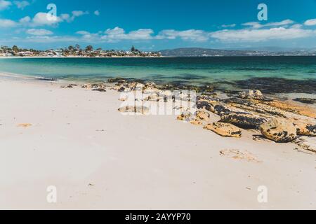 Opossum BAY, TASMANIEN - 16. Februar 2020: Blick auf Opossum Bay Beach an einem sonnigen Sommertag mit niemandem am Strand mit tiefblauem Wasser und klarem s Stockfoto