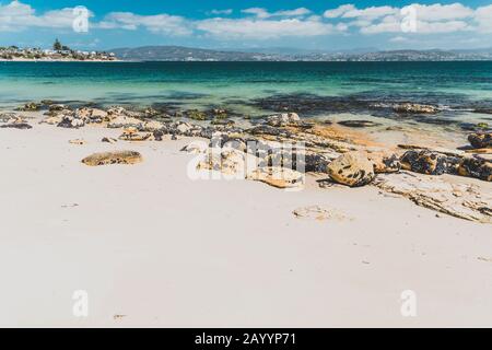 Opossum BAY, TASMANIEN - 16. Februar 2020: Blick auf Opossum Bay Beach an einem sonnigen Sommertag mit niemandem am Strand mit tiefblauem Wasser und klarem s Stockfoto