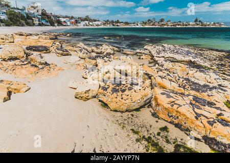 Opossum BAY, TASMANIEN - 16. Februar 2020: Blick auf Opossum Bay Beach an einem sonnigen Sommertag mit niemandem am Strand mit tiefblauem Wasser und klarem s Stockfoto