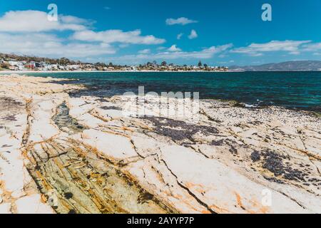 Opossum BAY, TASMANIEN - 16. Februar 2020: Blick auf Opossum Bay Beach an einem sonnigen Sommertag mit niemandem am Strand mit tiefblauem Wasser und klarem s Stockfoto