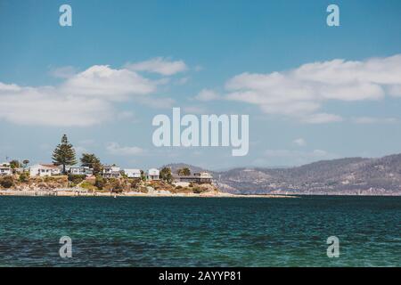 Opossum BAY, TASMANIEN - 16. Februar 2020: Blick auf Opossum Bay Beach an einem sonnigen Sommertag mit niemandem am Strand mit tiefblauem Wasser und klarem s Stockfoto