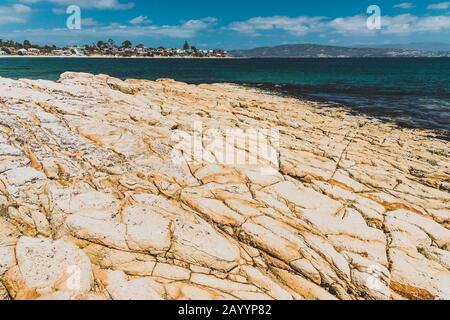 Opossum BAY, TASMANIEN - 16. Februar 2020: Blick auf Opossum Bay Beach an einem sonnigen Sommertag mit niemandem am Strand mit tiefblauem Wasser und klarem s Stockfoto