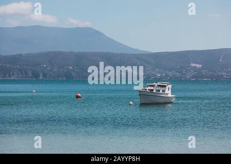 Opossum BAY, TASMANIEN - 16. Februar 2020: Blick auf Opossum Bay Beach an einem sonnigen Sommertag mit niemandem am Strand mit tiefblauem Wasser und klarem s Stockfoto