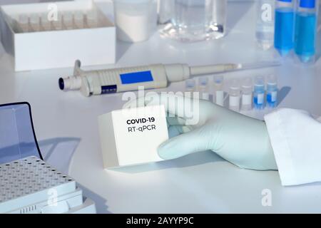 Quick Novel COVID-19-Testkit für Coronavirus. 2019 nCoV pcr-Diagnose-Kit. Hand in Handschuh mit dem Kasten. RT-PCR-Kit zum Nachweis des Kovid19-Virus in klinischen n Stockfoto