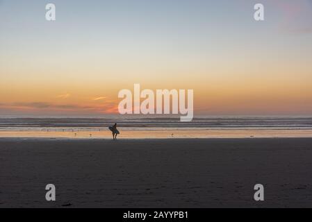 Surfer am Ufer des berühmten Pismo-Strandes in Kalifornien. Stockfoto