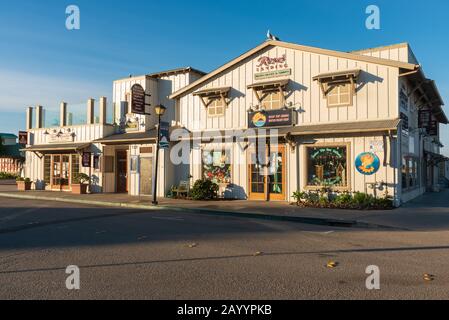 Morro Bay, Kalifornien - 25. Januar 2019: Blick auf die Straße und die Geschäfte in der Kleinstadt Morro Bay in der Morgenlampe. Stockfoto