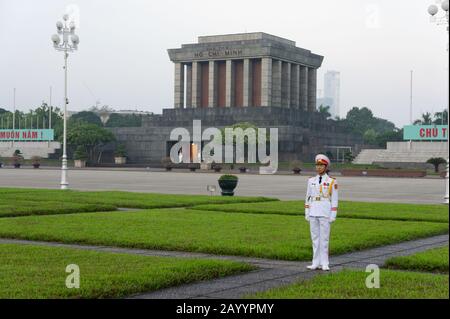 Hanoi, Vietnam, 12. Oktober 2019. Ho-Chi-Minh-Mausoleum. Zwei Wachen am Eingang des Mausoleumses Stockfoto