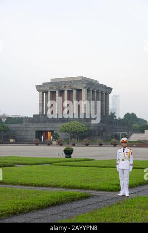 Hanoi, Vietnam, 12. Oktober 2019. Ho-Chi-Minh-Mausoleum. Wache in weißer Uniform auf dem Hintergrund des Mausoleumses Stockfoto