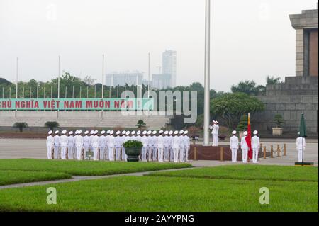 Hanoi, Vietnam, 12. Oktober 2019. Ho-Chi-Minh-Mausoleum. Morgendliche Zeremonie im Morgengrauen. Ereignis zum Anheben der Flagge Stockfoto