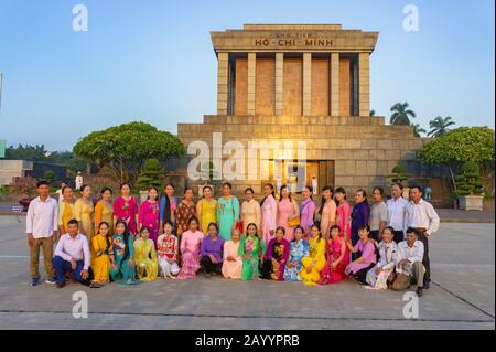 Hanoi, Vietnam, 12. Oktober 2019. Ho-Chi-Minh-Mausoleum im Morgengrauen in den Strahlen der Morgensonne. Eine Gruppe von Menschen vor dem Mausoleum. Ein berühmter Hist Stockfoto