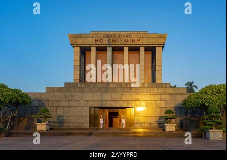 Hanoi, Vietnam, 12. Oktober 2019. Ho-Chi-Minh-Mausoleum im Morgengrauen in den Strahlen der Morgensonne Stockfoto