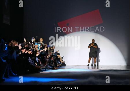 Kiew, Ukraine - 5. Februar 2020: Designer IRON THREAD während ihrer Modepräsentation im Rahmen der 46. Ukrainischen Fashion Week Saison Herbst/Winter 2020/21 im Mystetskyi Arsenal in Kiew Stockfoto