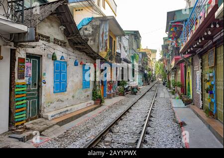 Hanoi, Vietnam. Okt. 2019. Hanoi Train Street. Leben neben den Bahngleisen in Der Altstadt. Stockfoto