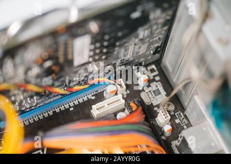 Wartungsupdate Systemupgrate Konzept. Computerteile mit Festplatte, RAM, CPU, Grafikkarte, Solid State Drive SSD, Mainboard, Tools. Whirlpool kopieren Stockfoto