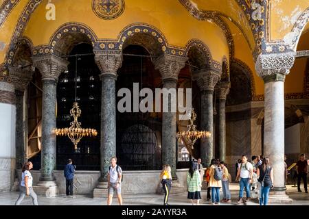 Touristen und Besucher besuchen die obere Ebene des Hagia Sophia Museums in der Türkei in Istanbul. Stockfoto