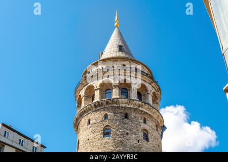 Blick auf den Gipfel des historischen berühmten Galata-Turms im Stadtteil Karakoy Beyoglu in Istanbul, Türkei. Stockfoto