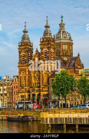 Blick auf die Amsterdamer Kirche St. Nicholas vom Hauptbahnhof Stockfoto