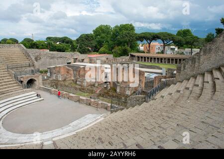 Großes Theater in Pompeji in der Nähe des modernen Neapel in der italienischen Region Kampanien. Stockfoto