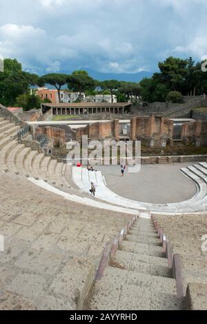 Großes Theater in Pompeji in der Nähe des modernen Neapel in der italienischen Region Kampanien. Stockfoto