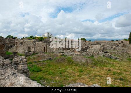 Überblick vom großen Theater Pompejis in der Nähe des modernen Neapel in der italienischen Region Kampanien. Stockfoto