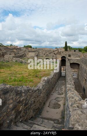 Überblick vom großen Theater Pompejis in der Nähe des modernen Neapel in der italienischen Region Kampanien. Stockfoto