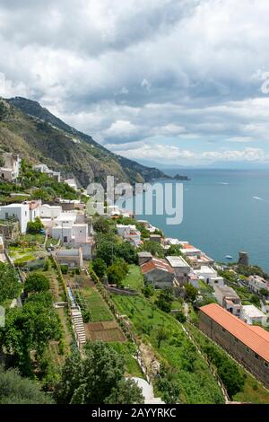 Praiano ist eine Stadt und Gemeinde der Provinz Salerno in der Region Kampanien im Südwesten Italiens und liegt an der Amalfiküste. Stockfoto