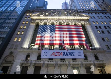 New York Stock Exchange, deren offizielle Abkürzung NYSE ist, die New York Stock Exchange wird mit einer Flagge der Vereinigten Staaten am Montag, den 17. Heute ist Stockfoto