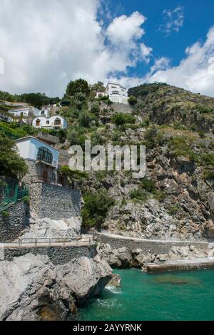 Spazierweg entlang der Küste bei Praiano, einer Gemeinde der Provinz Salerno in der Region Kampanien im Südwesten Italiens und liegt an der Amalfi Stockfoto