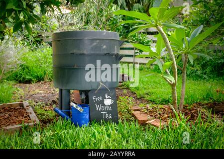 WORM Farm Kompost bin in organischem australischen Garten mit Schild für Free Worm Tea, Sustainable Living und Zero Waste Lifestyle Stockfoto