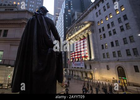 New York, New York, USA. Februar 2020. George Washington Statue ist neben der New York Stock Exchange zu sehen, deren offizielle Abkürzung NYSE ist, die New York Stock Exchange wird mit einer Flagge der Vereinigten Staaten an diesem Montag, den 17. Heute ist der Tag des Präsidenten. Kredit: William Volcov/ZUMA Wire/Alamy Live News Stockfoto