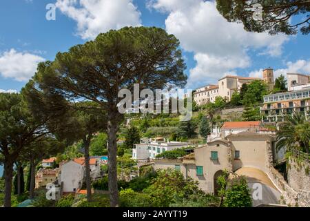 Blick auf Ravello und Regenschirmkiefer vom Garten der Villa Rufolo in Ravello an der Amalfiküste, Italien. Stockfoto