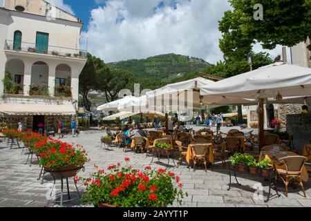 Der Hauptplatz mit Straßenrestaurants im Zentrum von Ravello, einer Stadt oberhalb der Amalfiküste, Italien. Stockfoto