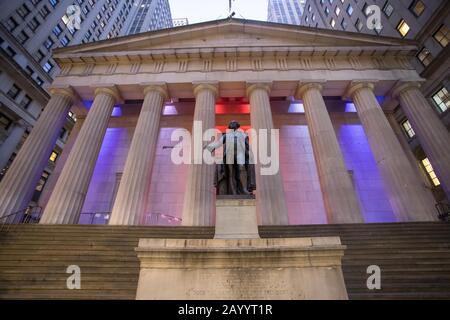New York, New York, USA. Februar 2020. Federal Hall gibt Flaggenleuchten der Vereinigten Staaten an diesem Montag, den 17. Heute ist der Tag des Präsidenten. Kredit: William Volcov/ZUMA Wire/Alamy Live News Stockfoto
