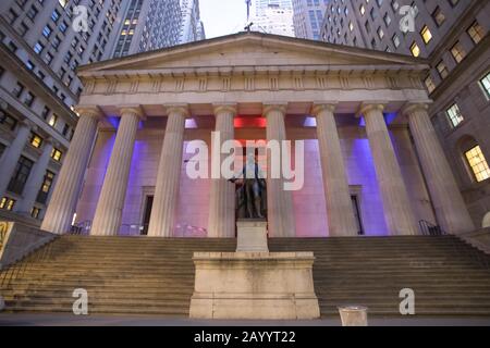 New York, New York, USA. Februar 2020. Federal Hall gibt Flaggenleuchten der Vereinigten Staaten an diesem Montag, den 17. Heute ist der Tag des Präsidenten. Kredit: William Volcov/ZUMA Wire/Alamy Live News Stockfoto